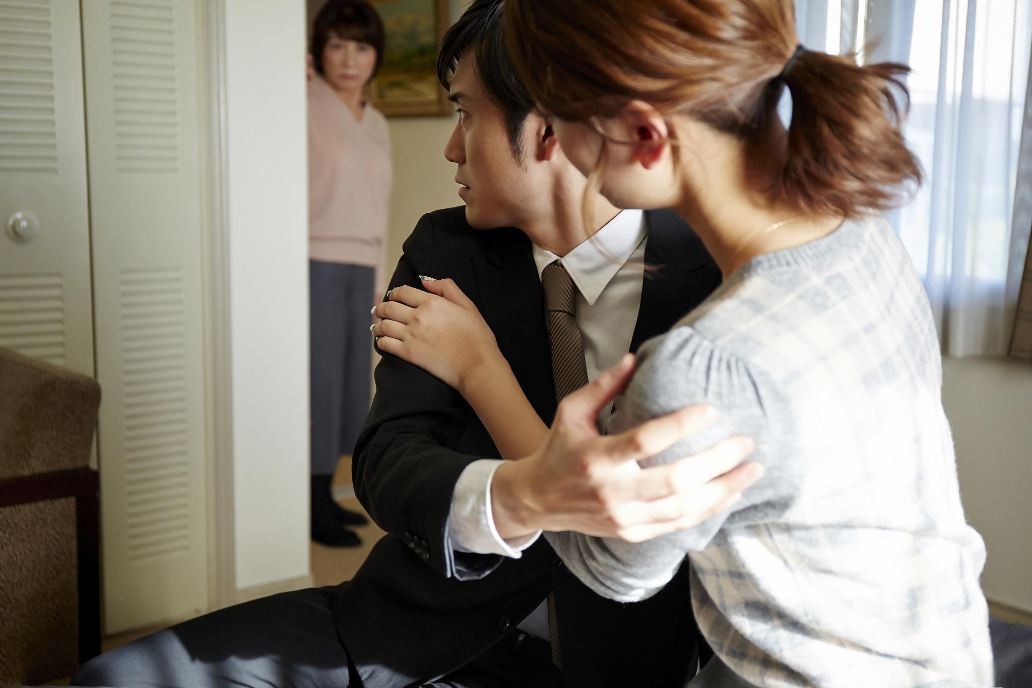 人生抉择:物质与感情的博弈 在物质与感情的博弈中,人们往往难以抉择.