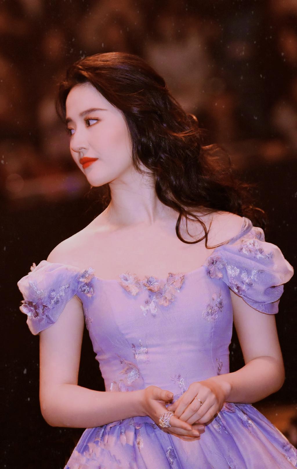 刘亦菲紫罗兰色礼裙 刘亦菲穿着紫罗兰色礼裙亮相,完美地展现了她的