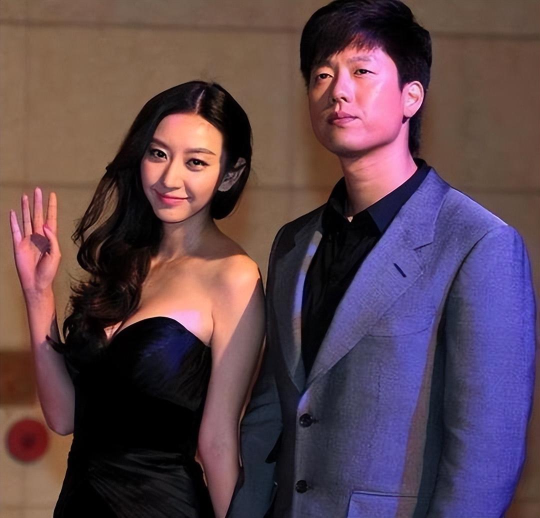 姚晨与凌潇肃:离婚是最好的选择 姚晨与凌潇肃的婚姻故事宛如一场扑朔