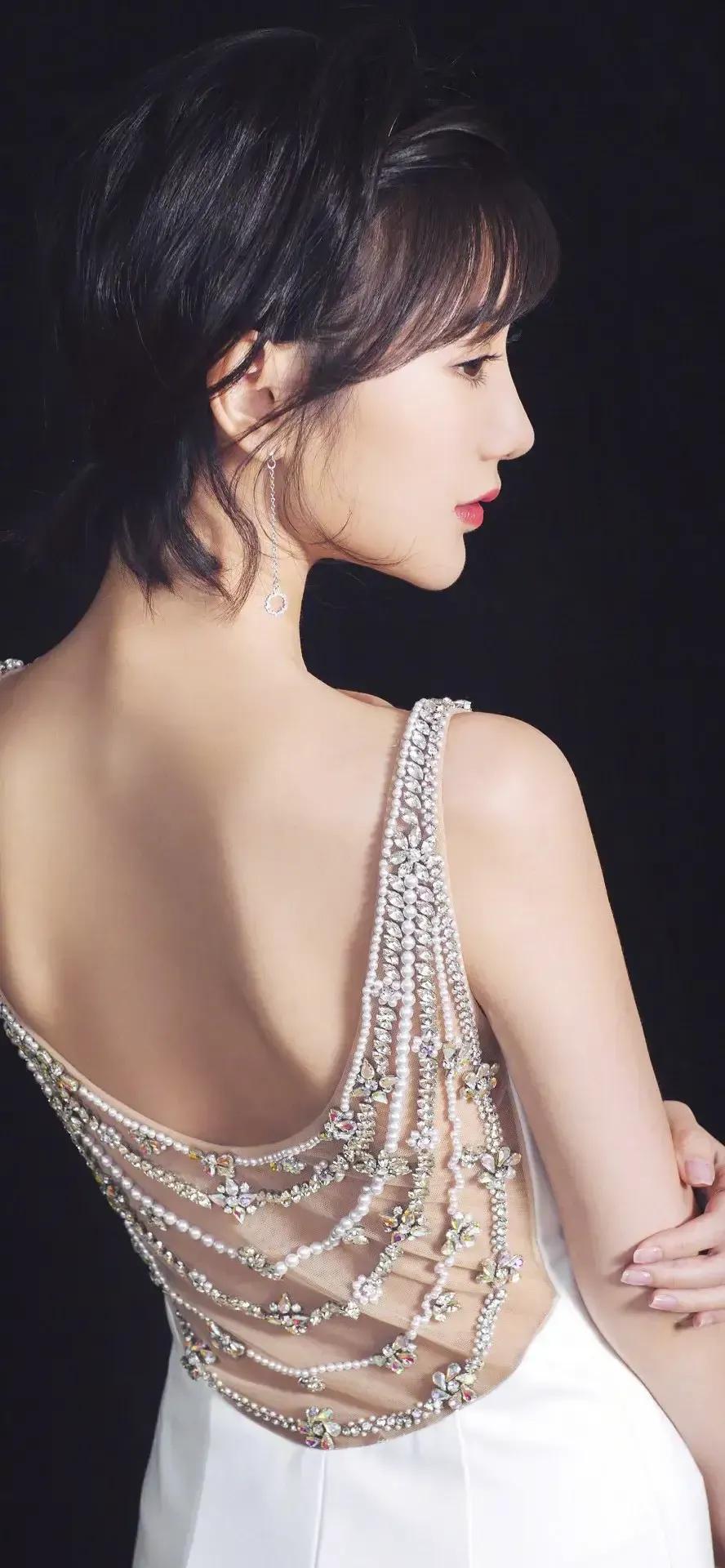 无论是甜美公主风还是优雅女神风,毛晓彤都能驾驭得恰到好处,她的壁纸