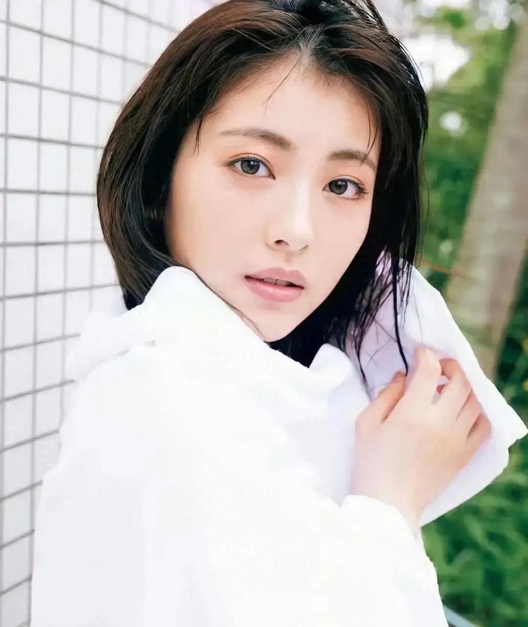 美波:日本演艺圈的新星,颜值与实力并存 滨边美波,这位年仅20岁的女星