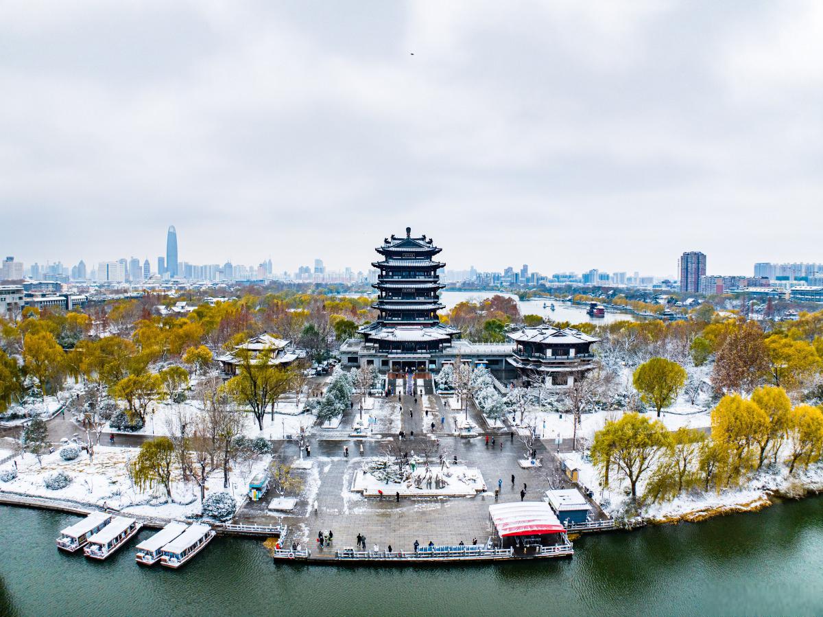 济南必去的五个旅游景点 济南,被誉为泉城,拥有着悠久的历史和丰富