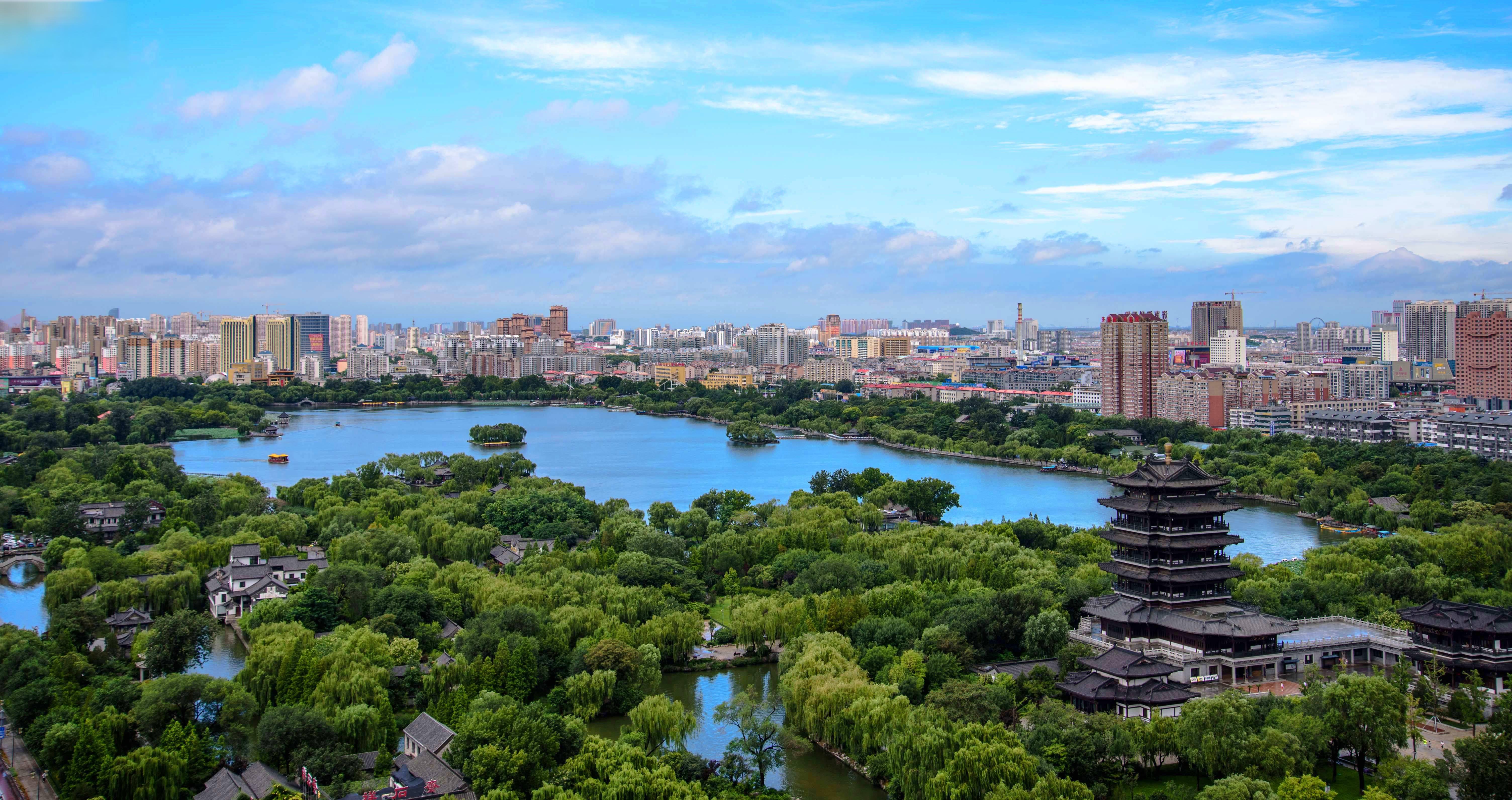 济南必去的五个旅游景点 济南,被誉为泉城,拥有着悠久的历史和丰富