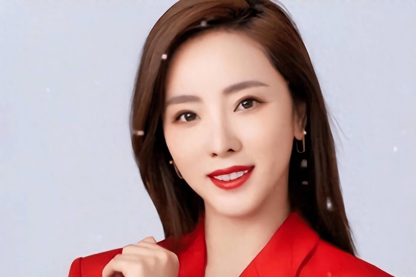 主持人李思思:婚后三年连生两子的背后 主持人李思思嫁给大学同学,在