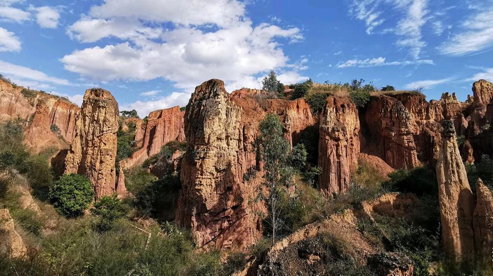 南涧土林,地球上的石林 南涧土林位于云南省南涧县,景区主要指县城