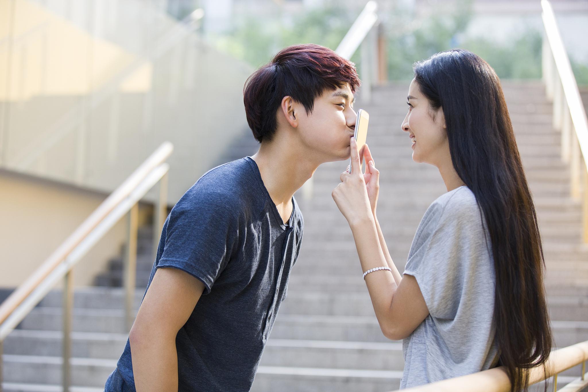 男女互动肢体接触图片图片