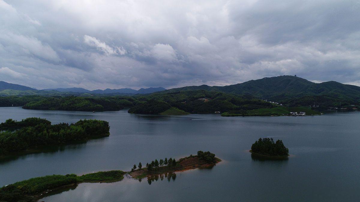 天子湖旅游攻略 天子湖,位于浙江安吉县,是一个美丽的高山湖泊,有着如