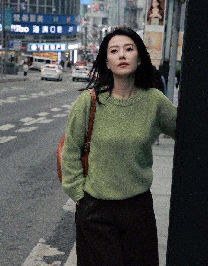 高圆圆重庆街拍:绿色毛衣展现自然慵懒,亲和力十足 前段时间,高圆圆