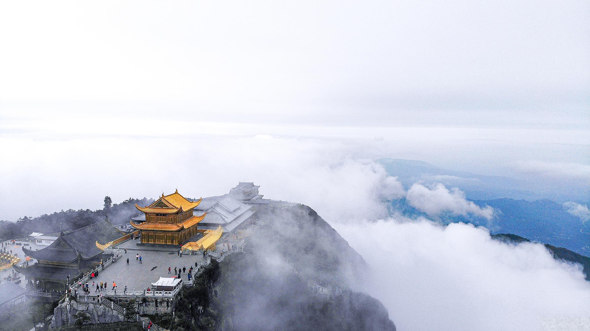 峨眉山云海金鼎图片