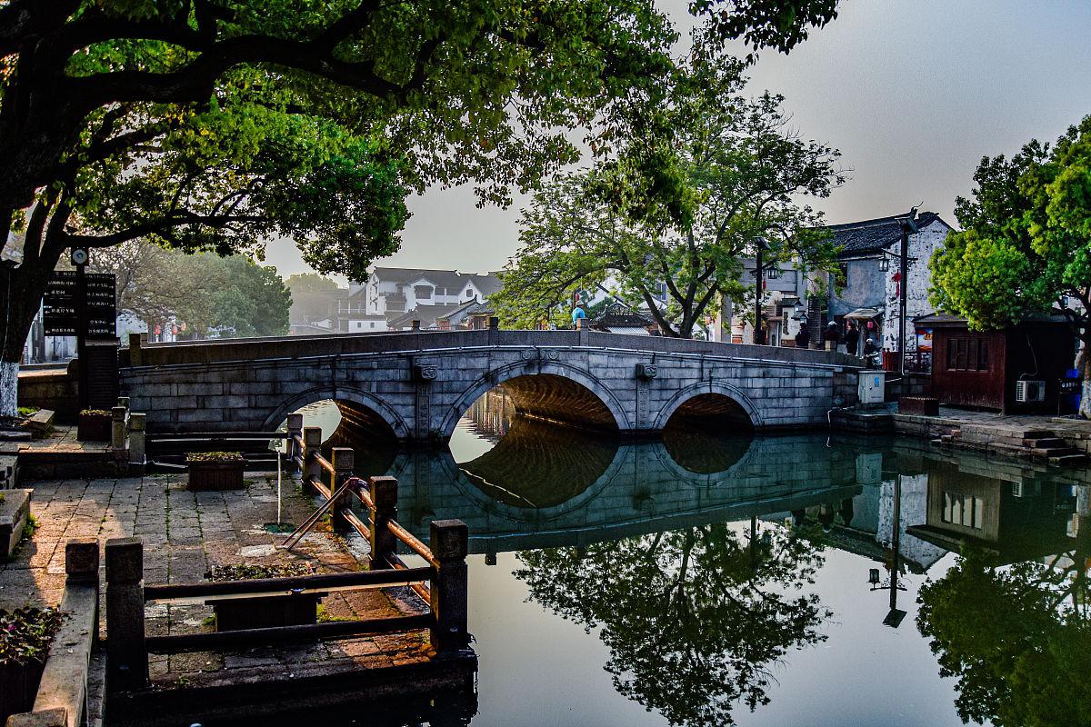 同里古镇是江苏苏州市吴江区的一个非常有名的旅游景点,以下是一些