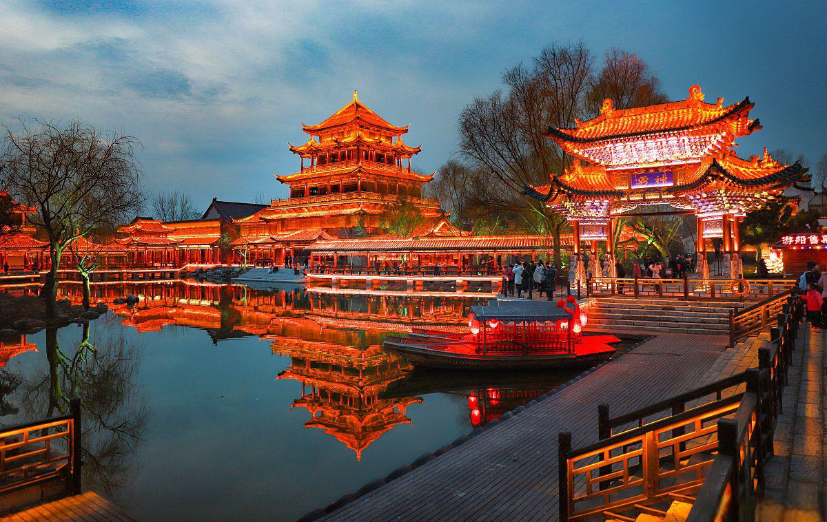 台儿庄古城旅游攻略 台儿庄古城,被誉为"天下第一庄",是一座沉睡在