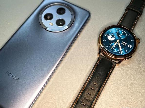 荣耀手表4pro:优性价比的小金表 荣耀手表4pro以其设计和质感与其价位