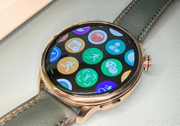 荣耀手表4pro:优性价比的小金表 荣耀手表4pro以其设计和质感与其价位