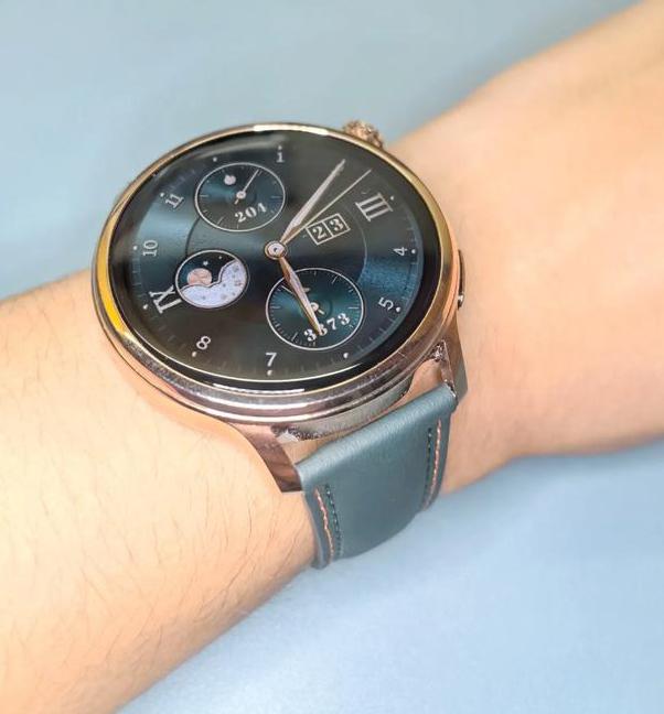 荣耀手表4pro:优性价比的小金表 荣耀手表4pro以其设计和质感与其价位
