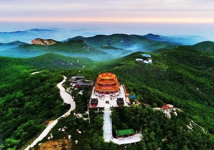 沂山风景区 沂山风景区是一处集自然风光,人文景观于一体的旅游胜地.