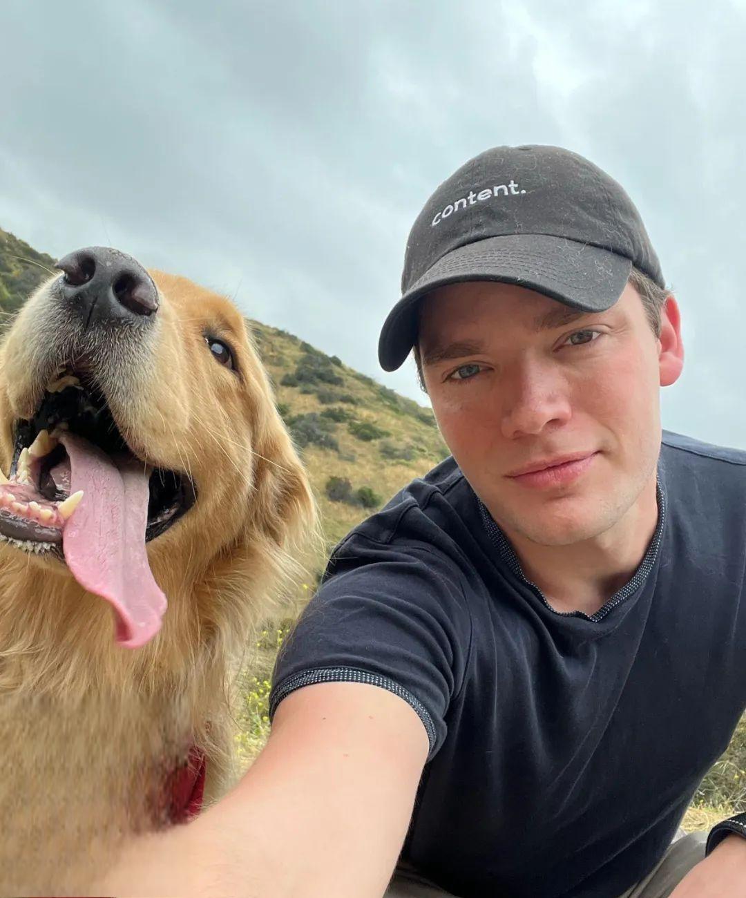 最近,英国男演员dom sherwood的新自拍让人们眼前一亮