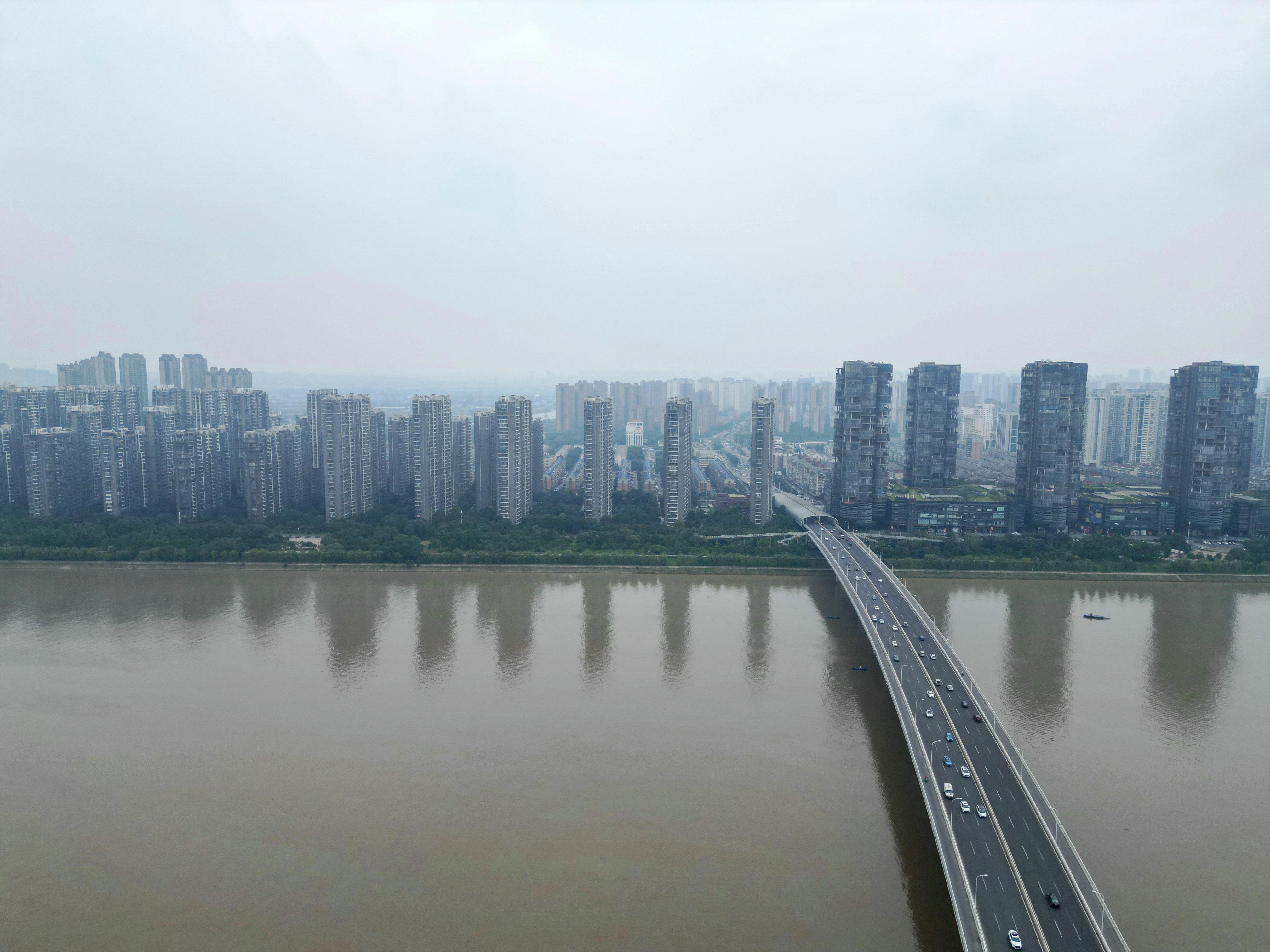 福元路大桥:长沙市的一道亮丽风景线 福元路大桥是连接岳麓区和开福区