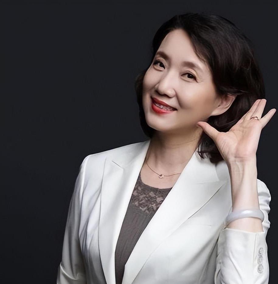 李修平:央视最美国脸 李修平,央视主持人,从业26年来从未犯过错误,也