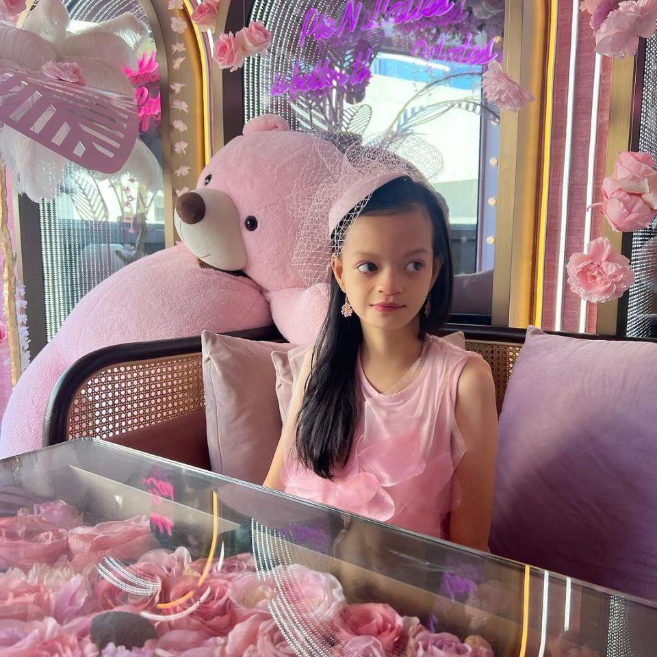 钟丽淇三代同堂为患病大女儿庆13岁生日 前tvb女艺人钟丽淇和圈外老公