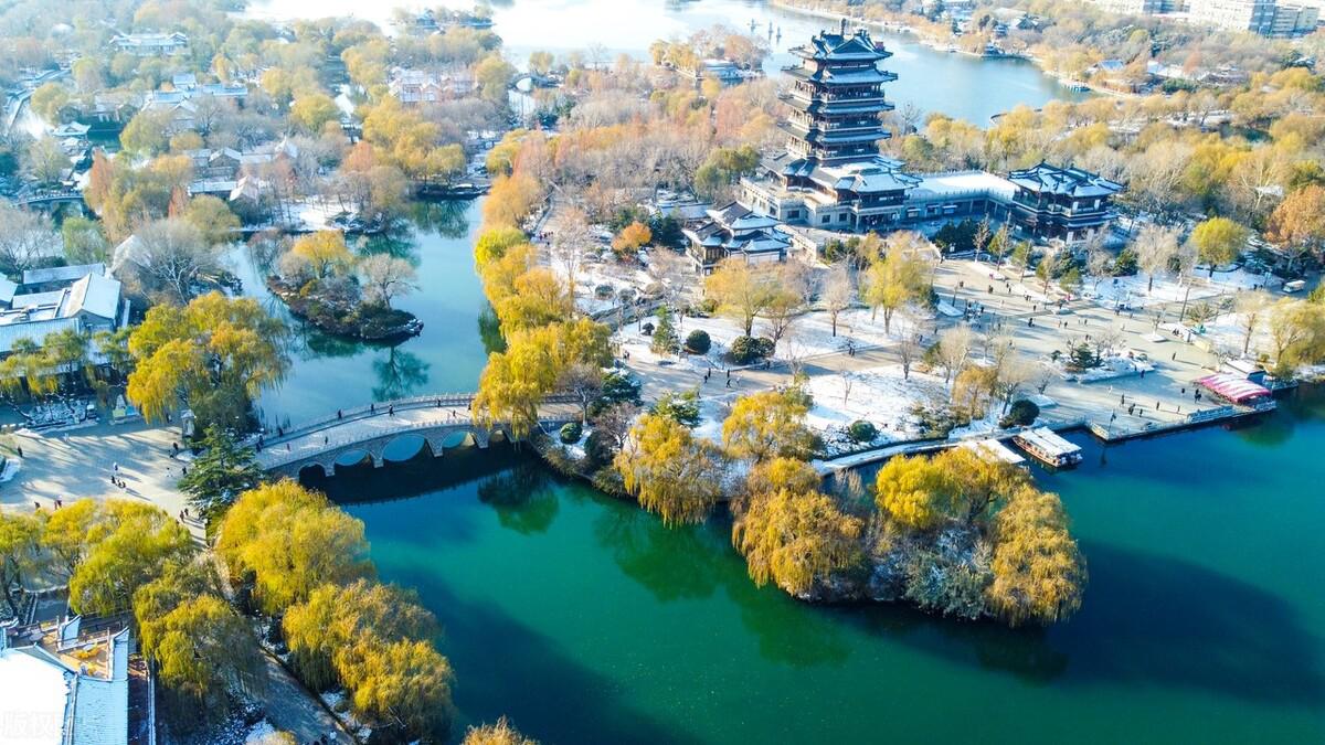 济南大明湖雪后美景 2023年12月17日,山东省济南市迎来了降雪和寒潮