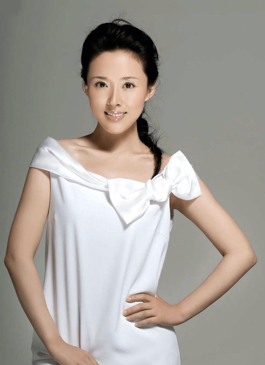 颜丹晨:女性魅力与才华 颜丹晨是一名出色的演员和备受尊崇的慈善家