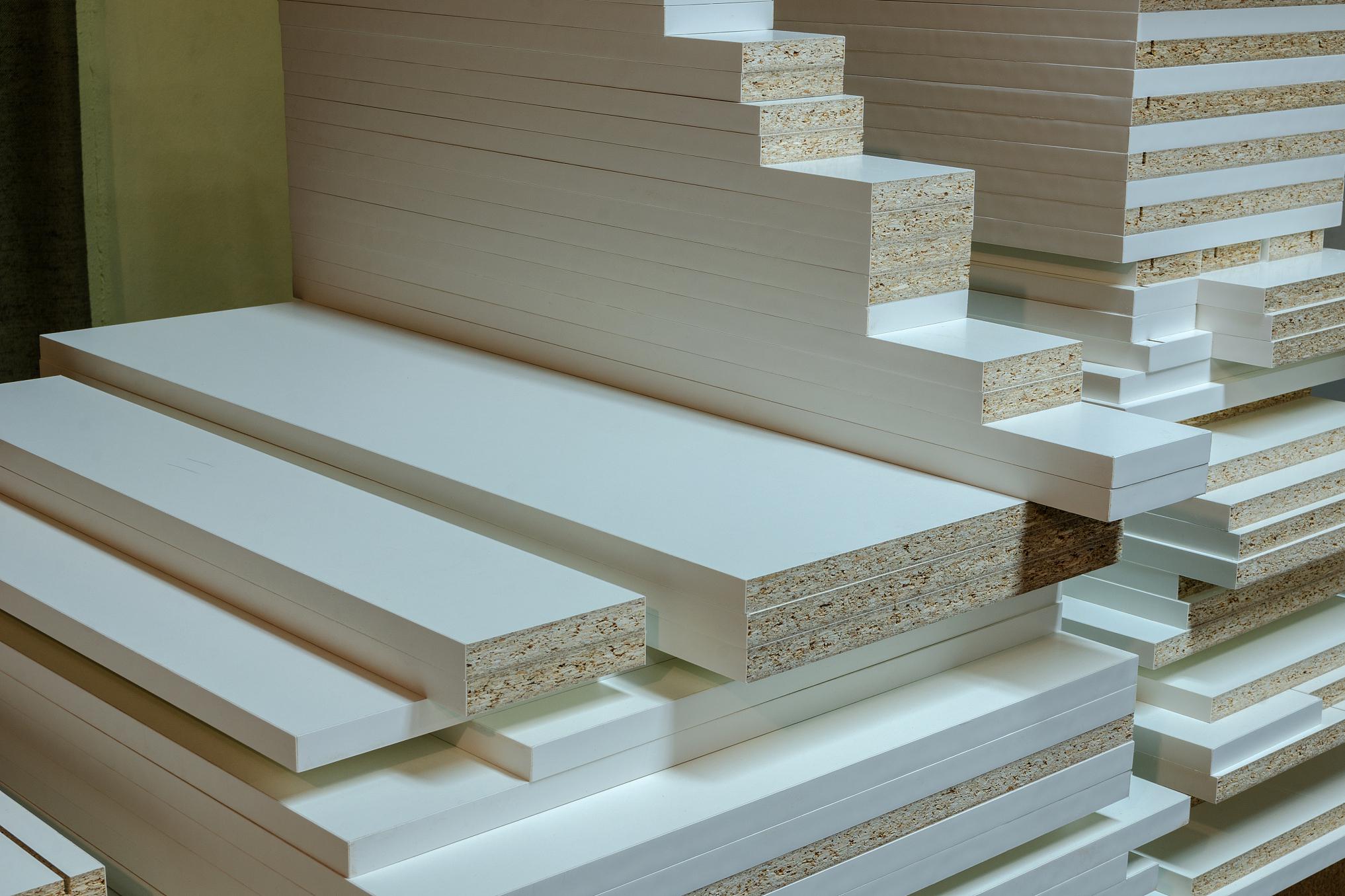 鲁丽板材的优缺点分析 鲁丽板材,一种由双层彩钢板与中间泡沫聚苯乙烯