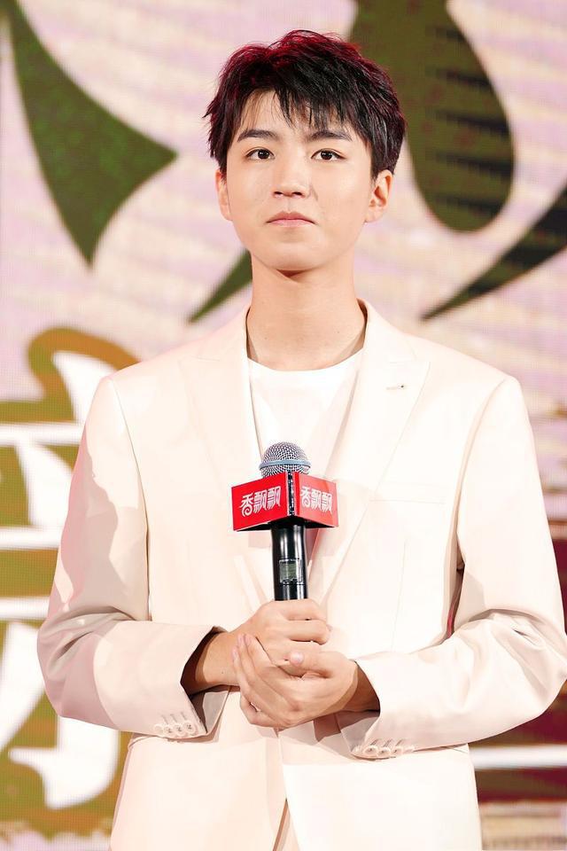 王俊凯养嫂子事件被扒实锤,与杨柳穿情侣鞋,人前避嫌人后黏一起,曳ⅱ