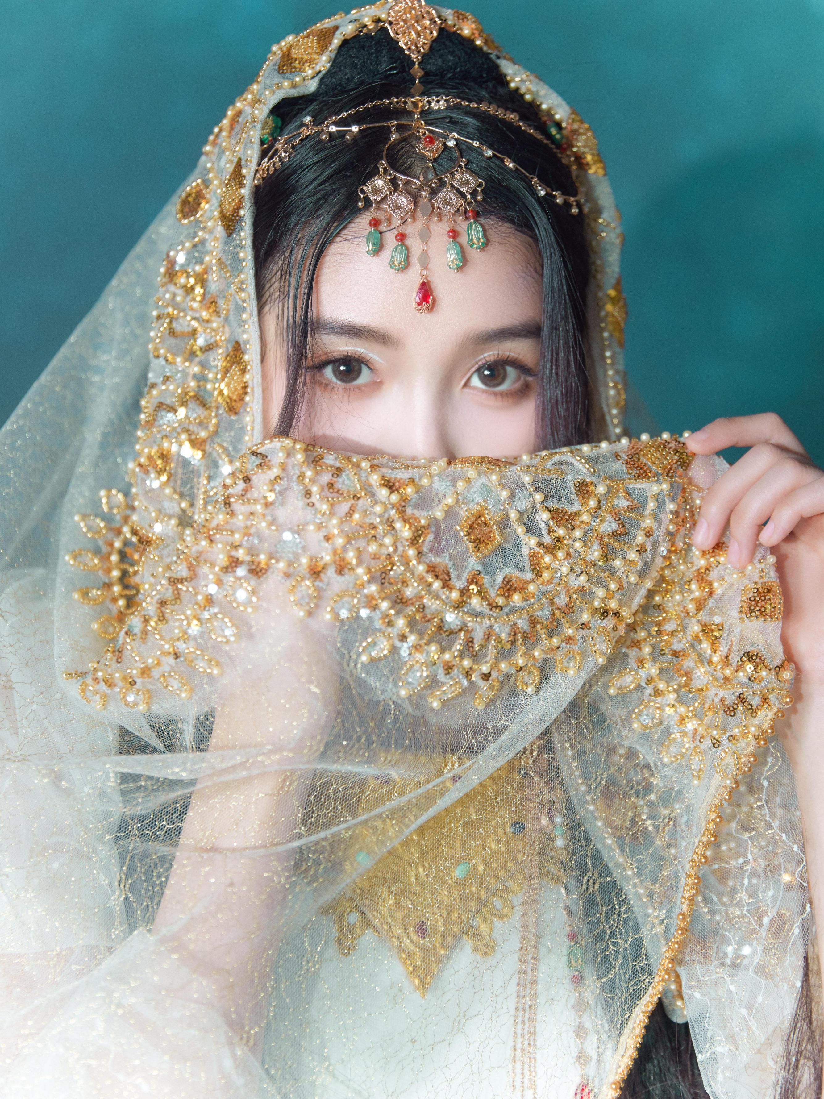 关晓彤西域风情少女照 关晓彤在最近一组西域风情少女照片中展现出了