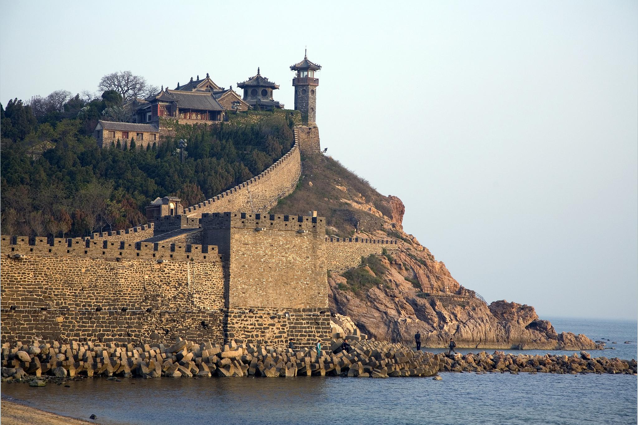 蓬莱阁,位于中国山东省烟台市蓬莱区,是中国著名的海滨风景名胜区之一