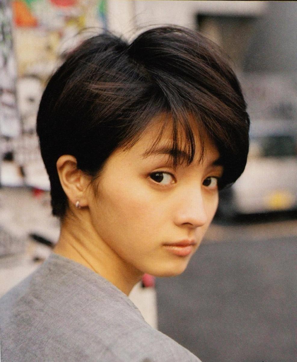 满岛光出演过多部热门日剧,演技出色,她的成长经历和演艺生涯令人印象