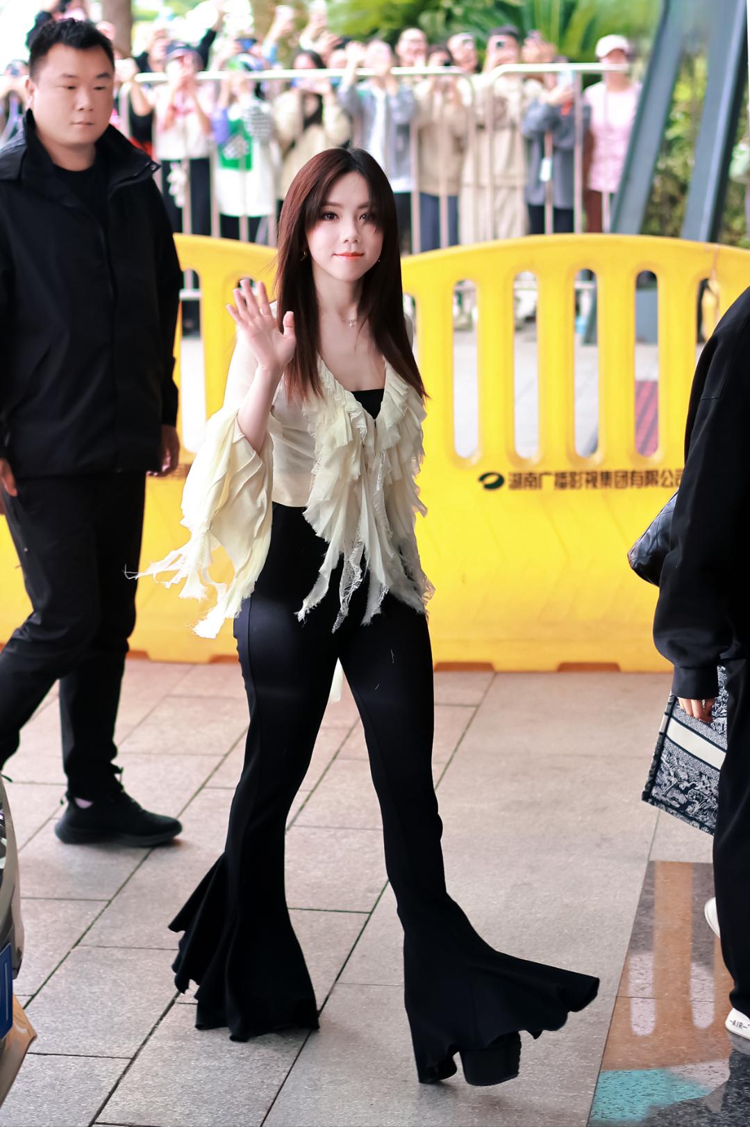 黑色的长袖上衣和宽松的牛仔裤,让她看起来休闲又时尚