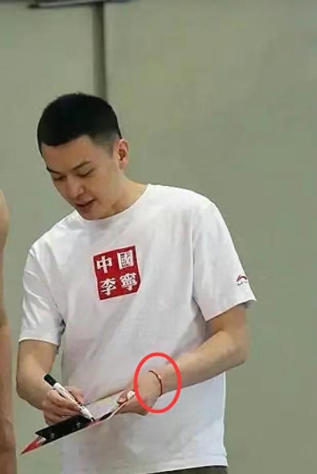 前辽宁男篮主教练杨鸣冲上热搜,疑似婚姻出现危机,妻子发文回应一切