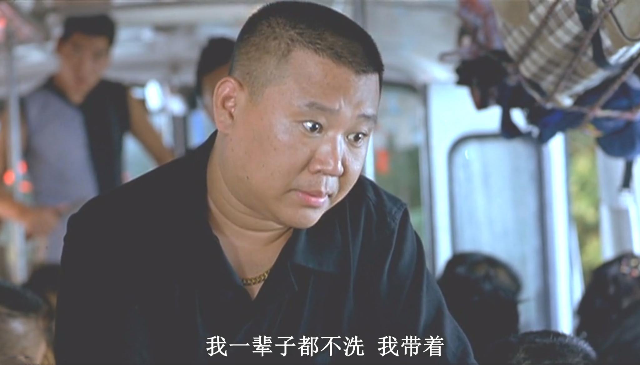 《落叶归根》:千里背尸送友还乡 赵本山主演的电影《落叶归根》是一部