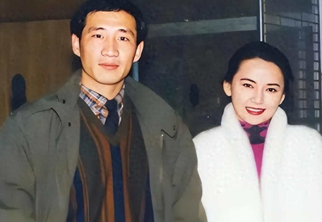"霸王花"胡慧中:爱情的延续 胡慧中和唐重生的爱情故事充满了戏剧性和
