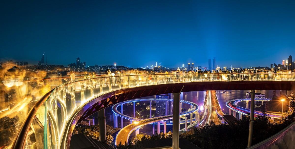 重庆夜景之"铜元之光" 重庆自带网红体质,其独特的山城地貌吸引着各种