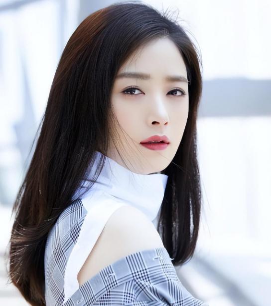 蒋欣:坚守初心的实力女演员 蒋欣是一位不可多得的实力女演员,她的40