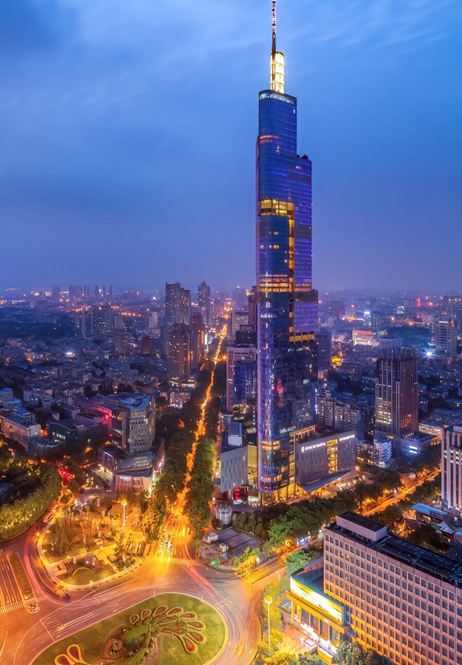 在中国东部的长江下游,坐落着一座充满传奇色彩的城市——南京