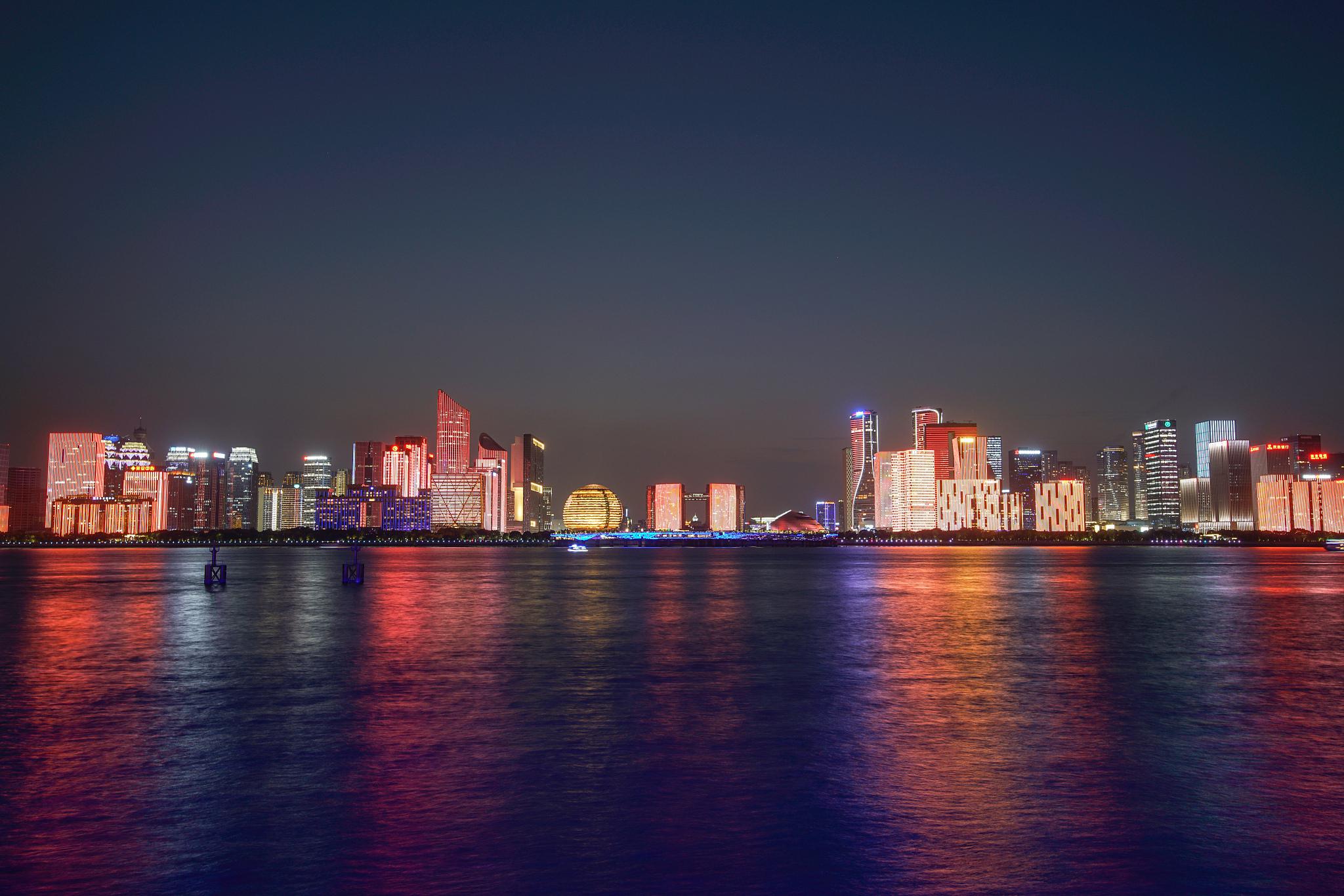 钱塘江夜游攻略 杭州是一座充满诗意和浪漫的城市,而钱塘江夜游更是让