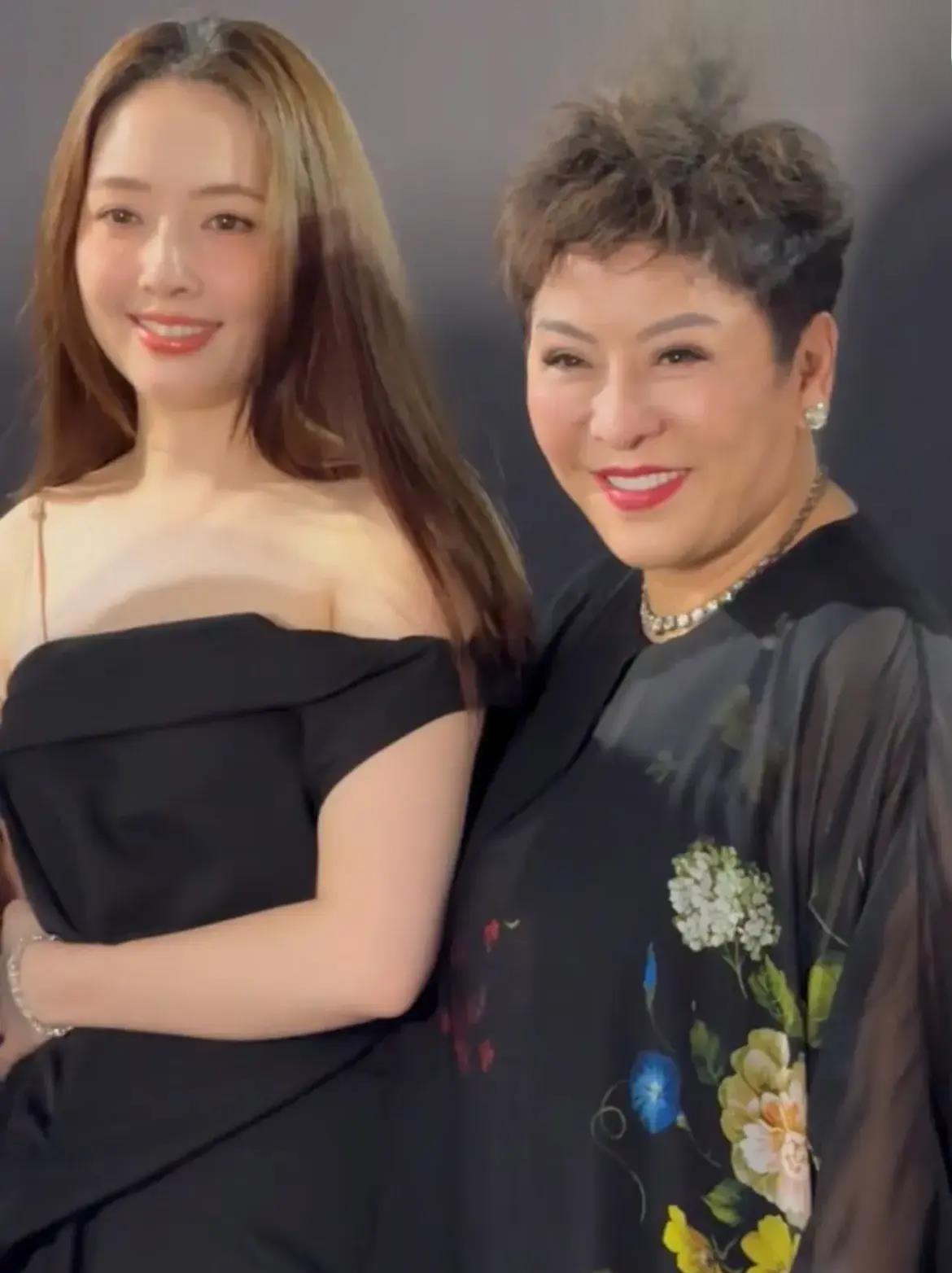 婆媳同框,郭碧婷与向太的时尚与幸福共舞 前段时间,郭碧婷与向太一同