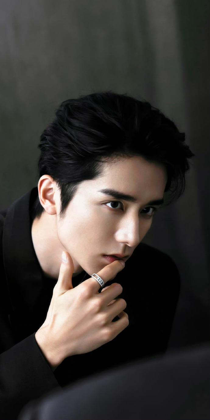 《张新成头围比雷佳音还大,成新晋"大头"男星》 近日,95后小生张新成