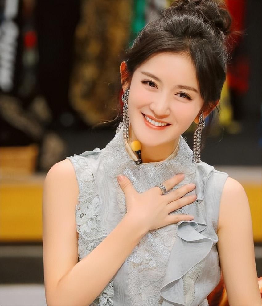 明星尴尬时刻:从刘涛修牙到泰森咬耳的背后故事 刘涛在拍摄吻戏时的修