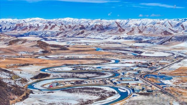 四川阿坝红原县雪后童话世界 位于四川阿坝的红原县,雪后的高原银装