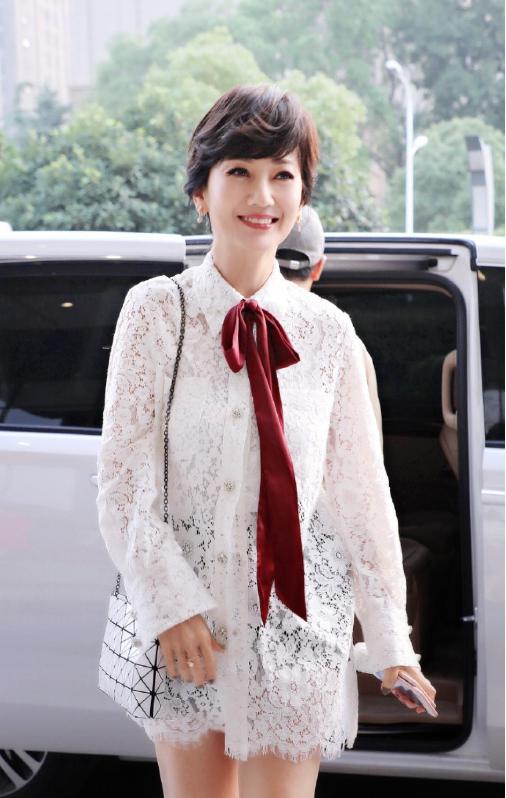 赵雅芝无修图自拍引发热议:不老女神的自然美与保养秘诀 之前,赵雅芝