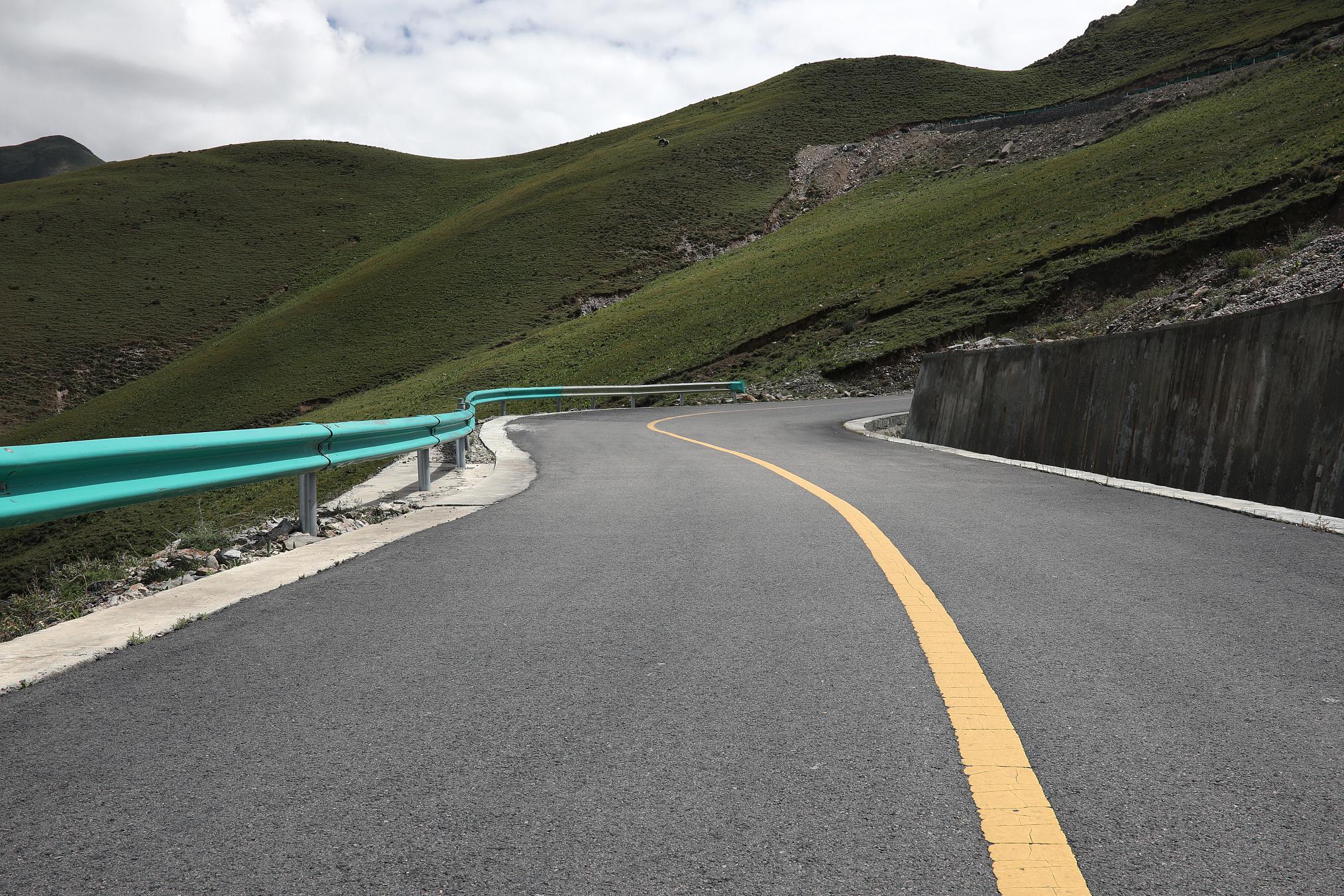 青藏线:连接内陆与高原的天路 青藏线是连接中国青藏高原地区与内陆的