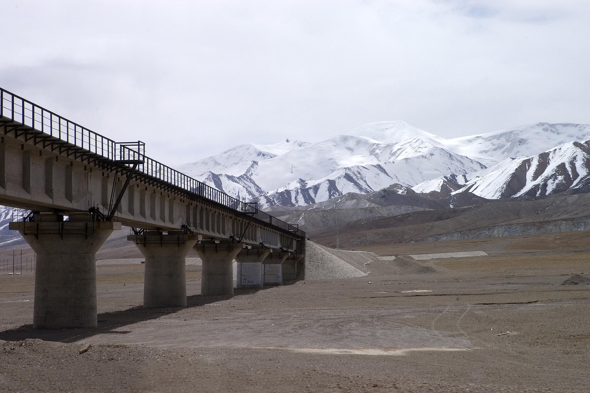 青藏线:连接内陆与高原的天路 青藏线是连接中国青藏高原地区与内陆的