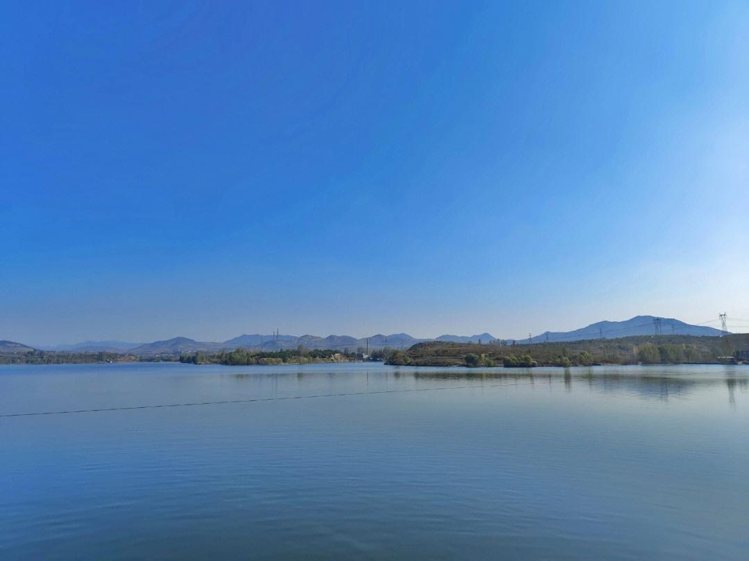 雪野湖旅游攻略 雪野湖位于山东省济南市莱芜区,是一个风景优美的旅游