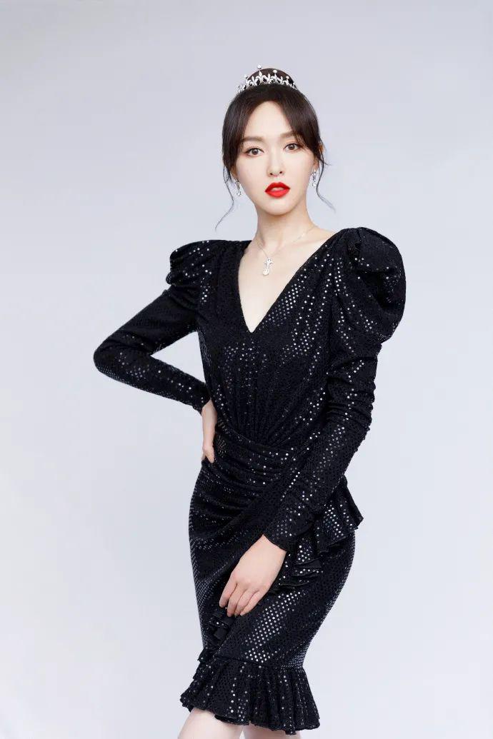 唐嫣优雅亮相,一字肩束腰礼服裙惊艳全场 范唐嫣一直以其出色演技和