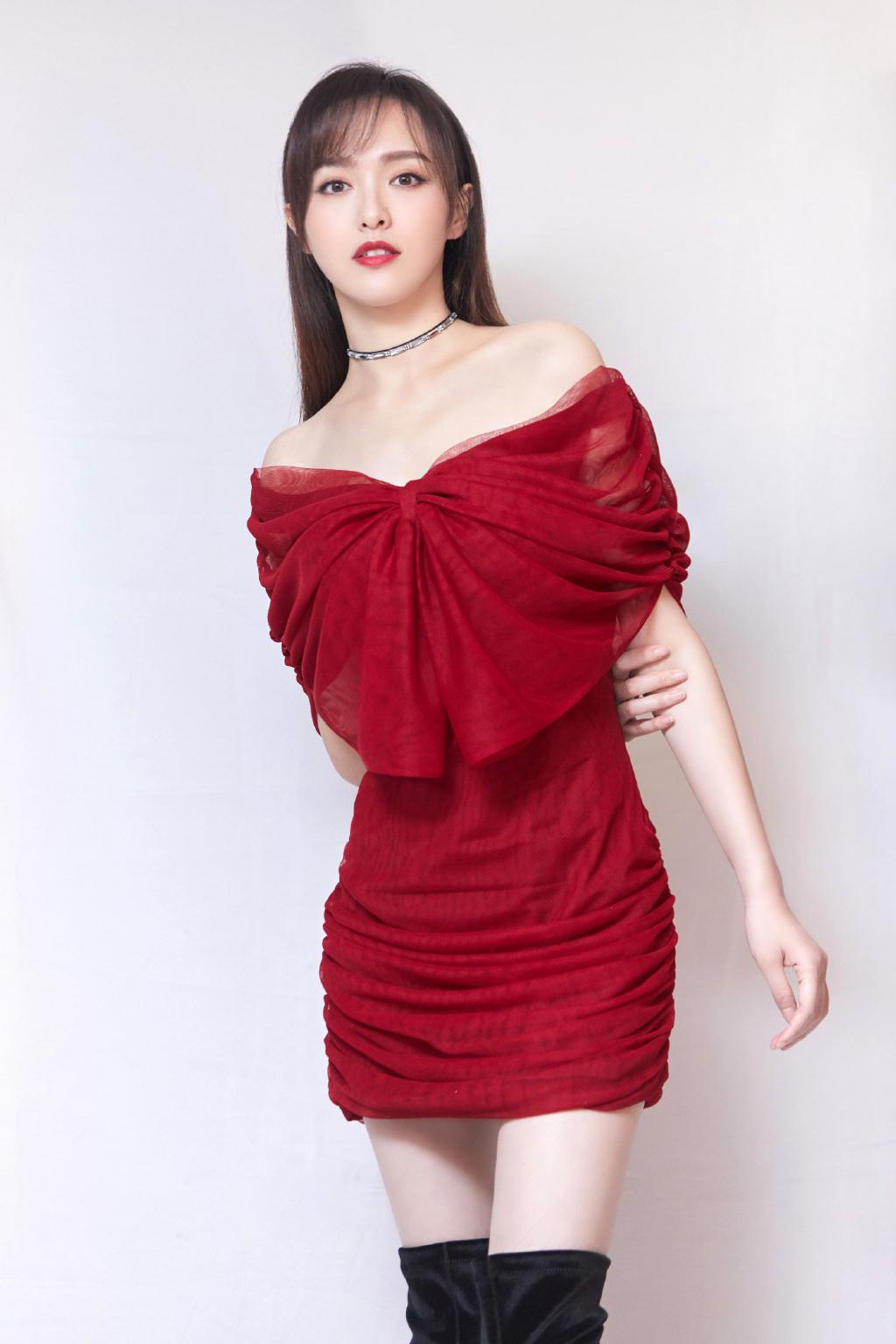 唐嫣优雅亮相,一字肩束腰礼服裙惊艳全场 范唐嫣一直以其出色演技和