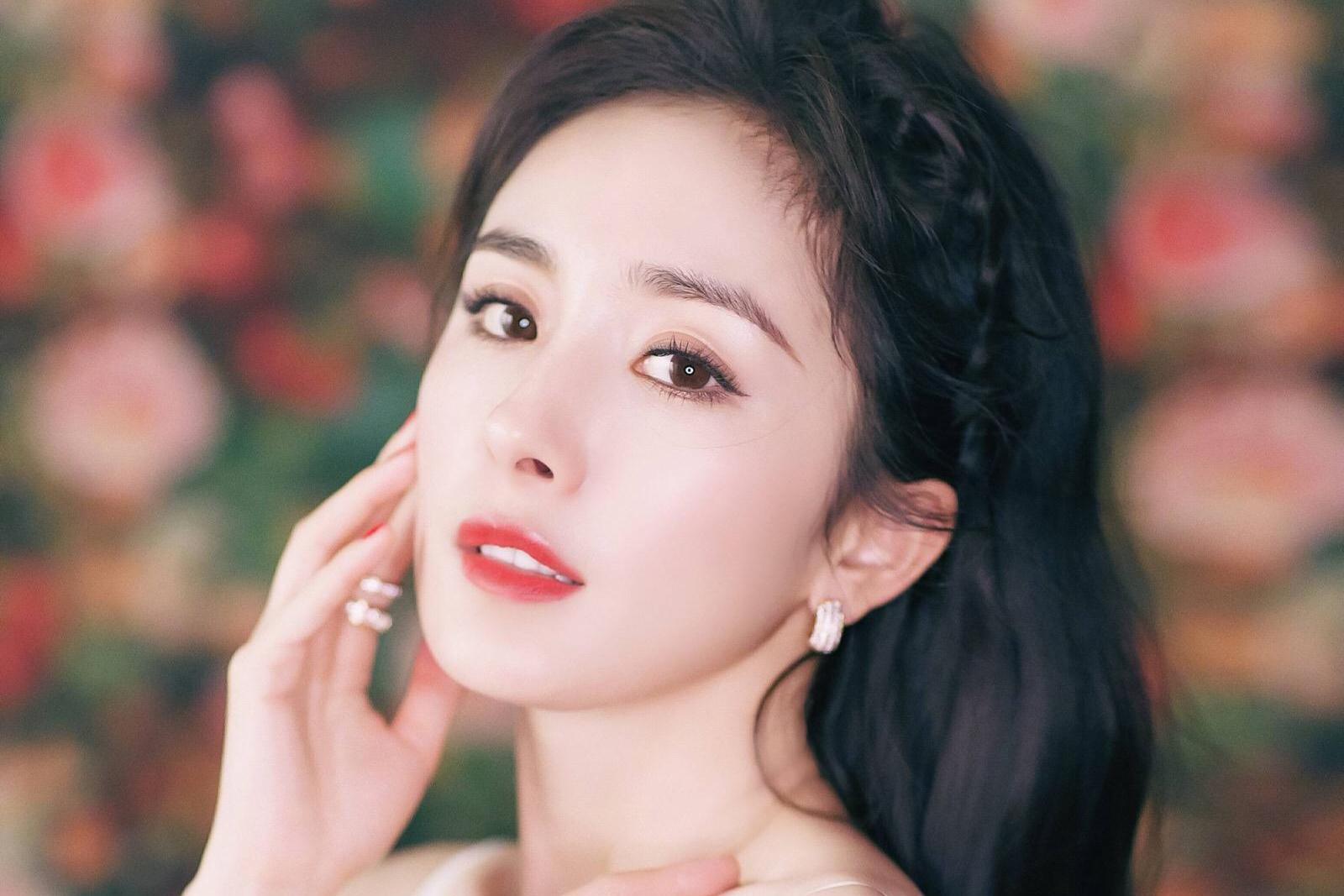 杨幂为什么更喜欢露左脸?脸型不对称如何改善?