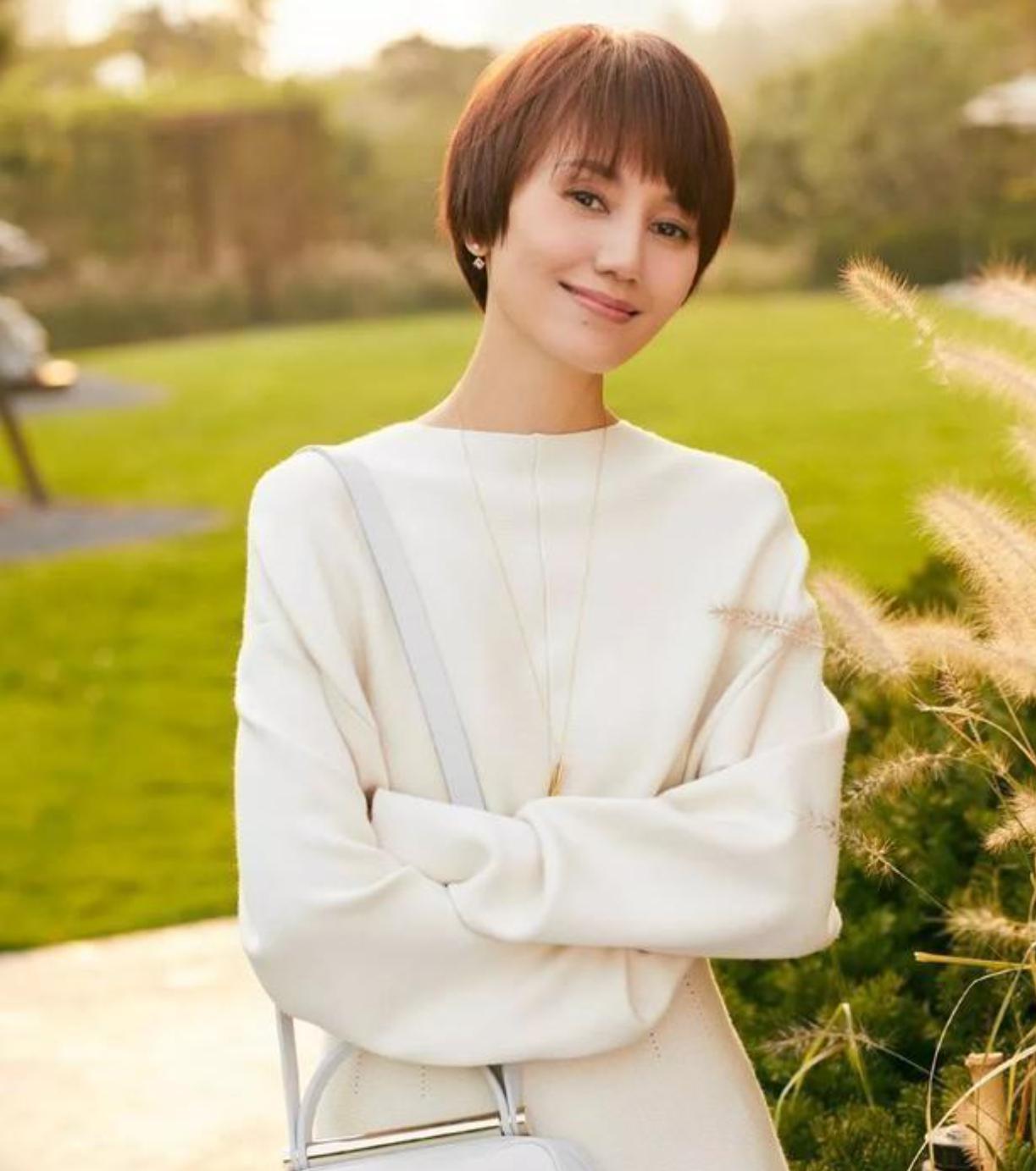 袁泉:雪中优雅嬉戏 袁泉在北京公园雪中嬉戏,展现出非凡的气质,穿着